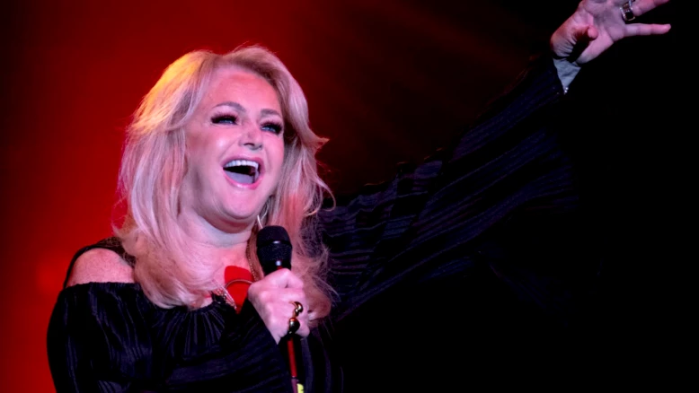 Bonnie Tyler en coma artificiel après opération d'urgence au Portugal