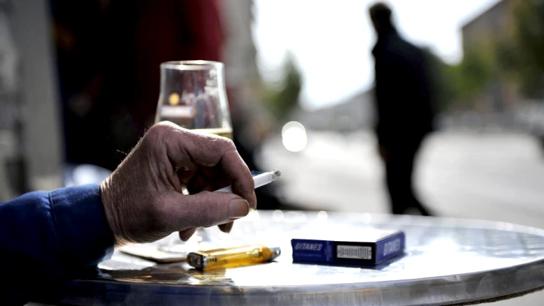 Députés genevois : campagne anti-tabac sur terrasses jugée trop timide
