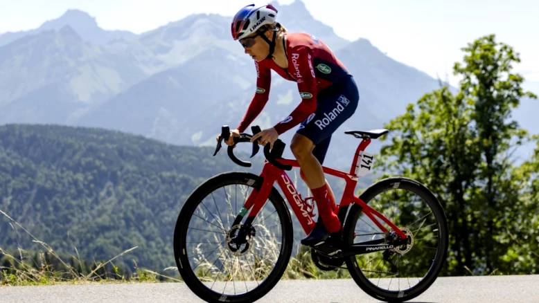 Vuelta femenina 2026 : Stiasny s'impose à l'Angliru, Blasi championne