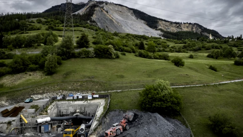 Le village de Brienz (GR) se repeuple grâce à la galerie de drainage