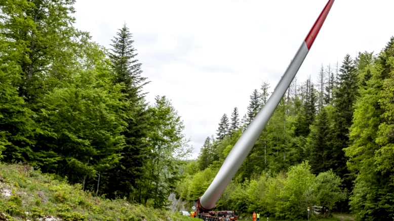 Transport des pales du parc éolien Sur Grati dans le Jura vaudois