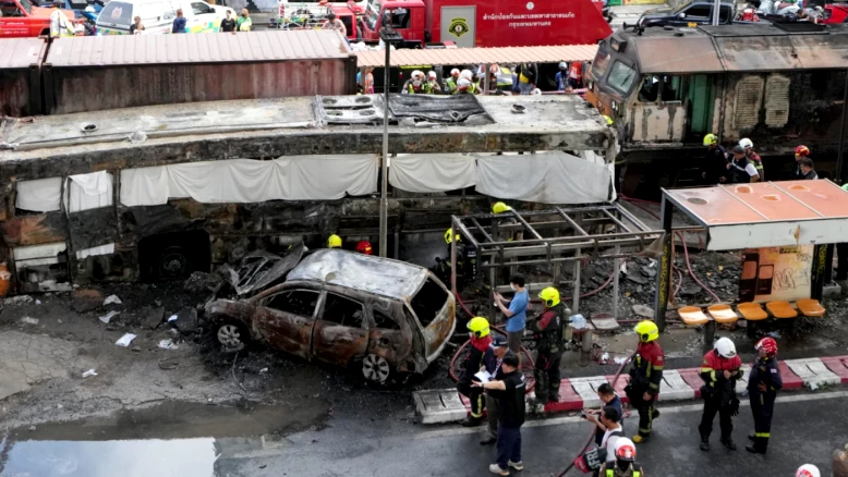 Collision train-bus à Bangkok : au moins 8 morts et 35 blessés