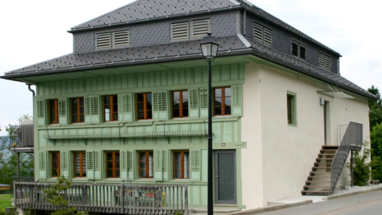 Le Clou rouge de Patrimoine Suisse s’arrête à Botterens (FR)