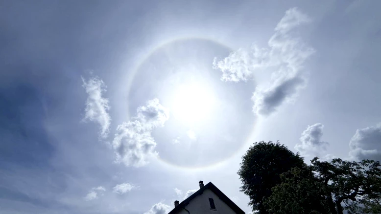 Un photographe de Keystone-ATS saisit un halo au-dessus de l'Ajoie