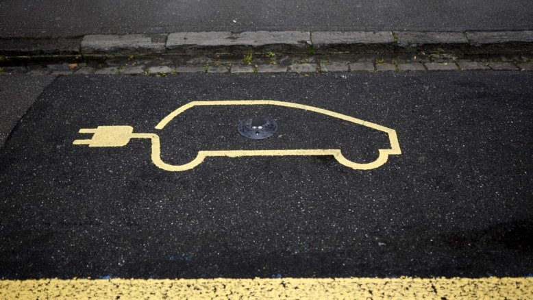Hausse du carburant : comment se déplacent les Suisses (sondage)