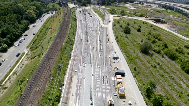 La commission critique la planification ferroviaire et les surcoûts