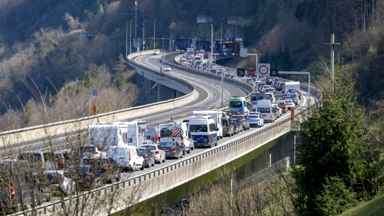 Pentecôte : trafic intense et jusqu'à 20 km de bouchons au Gothard