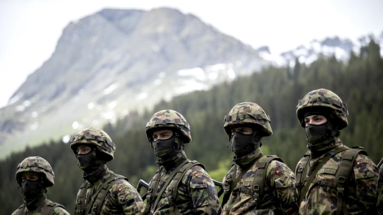 Sécurité mondiale : 86% des Suisses inquiets, soutien à l'armée