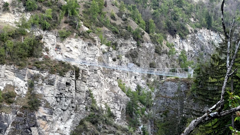 Passerelle suspendue au Val d'Hérens entre Hérémence et St-Martin