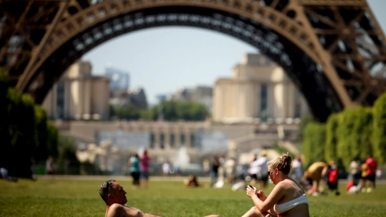 Plus de la moitié de la France a battu un record mensuel de chaleur