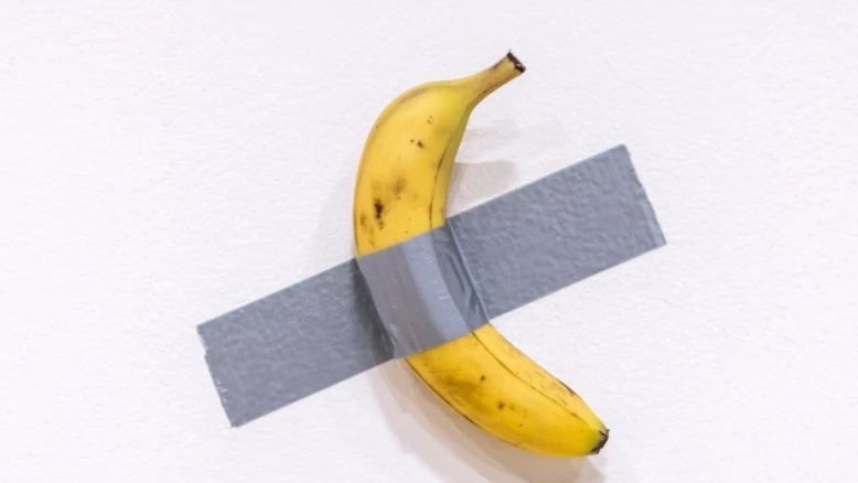 Metz : plainte contre X après le vol de la banane de Cattelan