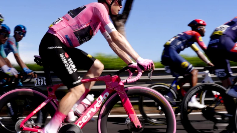 Jonas Vingegaard remporte son premier Giro et complète le triplé