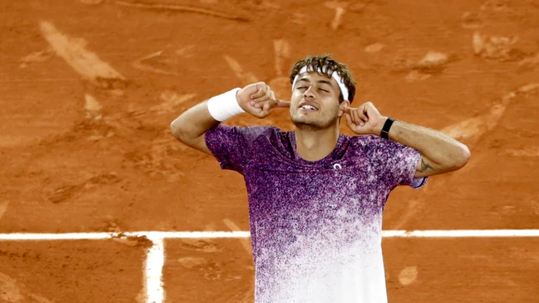 Roland-Garros : Flavio Cobolli bat Auger-Aliassime et file en demies