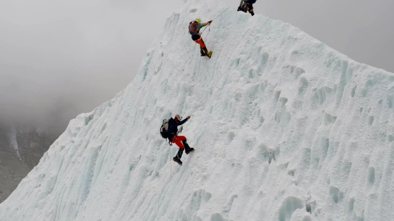 Everest : guide népalais retrouvé vivant six jours après disparition