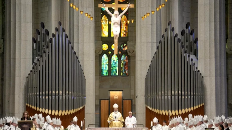 Le pape Léon XIV bénit la tour la plus haute de la Sagrada Familia