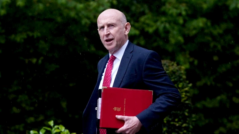 John Healey démissionne : désaccord sur l'investissement défense