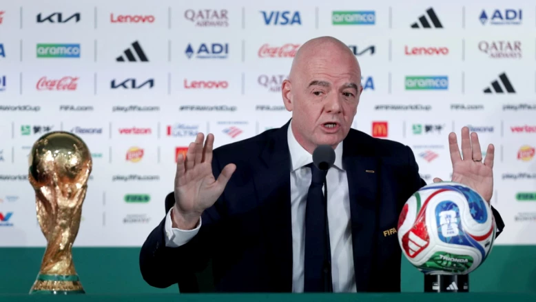 Gianni Infantino (FIFA) rend hommage aux victimes de Crans-Montana
