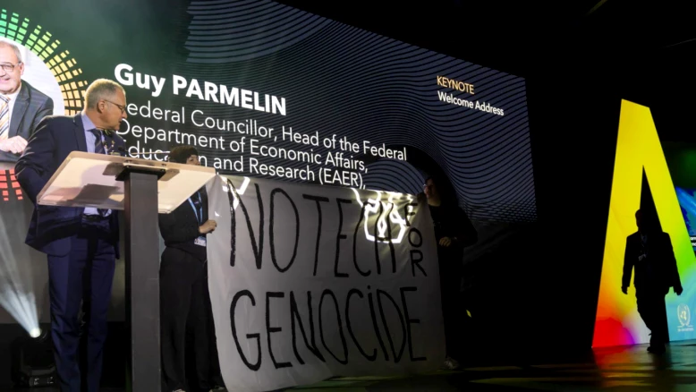 Des activistes perturbent un discours sur l'IA à Genève