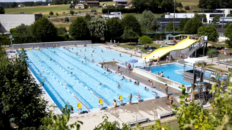 Polémique à Porrentruy : restrictions à la piscine et réactions en chaîne