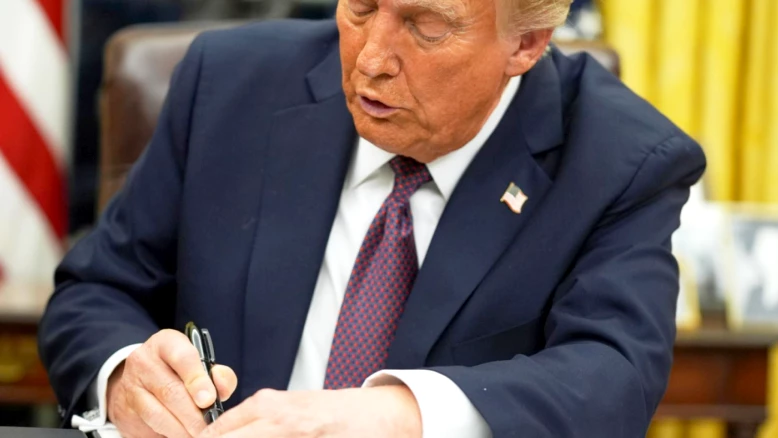 Trump impose 35% de surtaxes douanières sur produits canadiens dès août