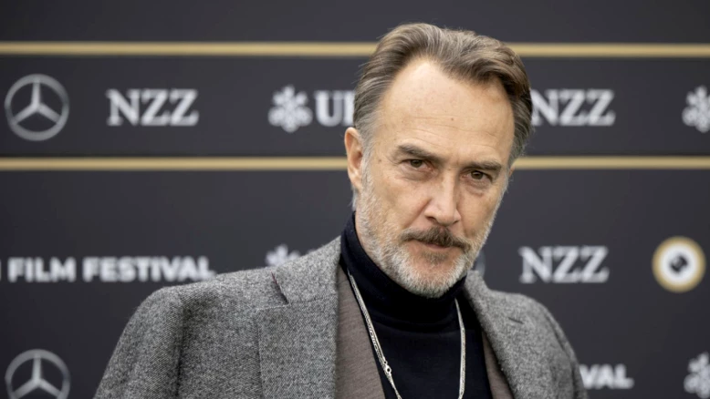 Carlos Leal quitte Los Angeles pour un retour artistique en Suisse