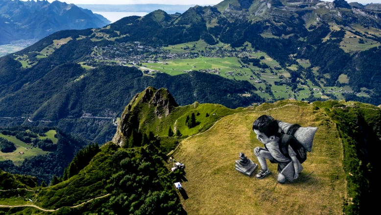 Nouvelle fresque géante de Saype dévoilée dans les Alpes vaudoises