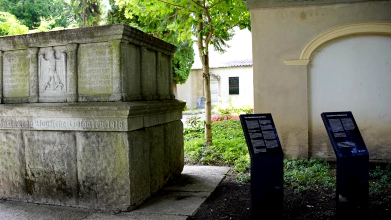 Plaques explicatives pour monument nazi à Coire : réflexion sur le passé