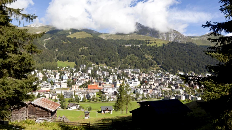 Agression antisémite à Davos : un homme accusé de cracher et menacer
