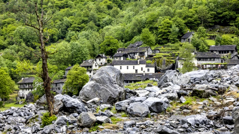 Le Tessin: coulées de boue attendues, routes fermées