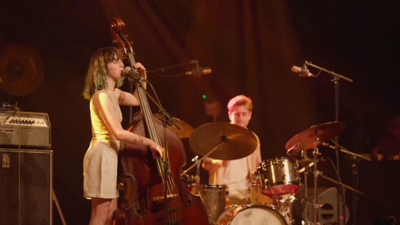 Coup de projo sur la bassiste et chanteuse Louise Knobil