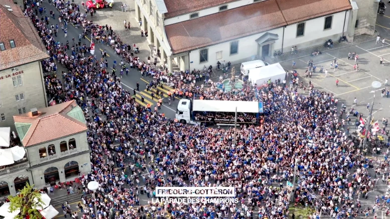 Fribourg-Gottéron champion - la parade des héros