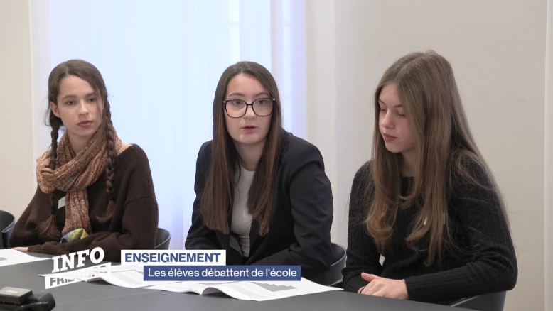 Les élèves débattent de l'école