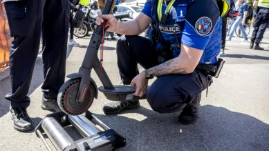 La police genevoise détruit des trottinettes électriques non conformes