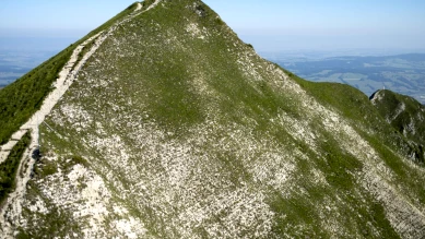 La Rega hélitreuille une femme suspendue à la via ferrata du Moléson