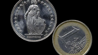 Le franc suisse reste fort face à l'euro, valeur refuge et spéculations
