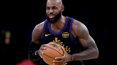 LeBron James lance sa 23e saison record, les Lakers battent le Jazz