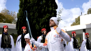 Relais de la flamme olympique pour Milan‑Cortina 2026 lancé à Olympie