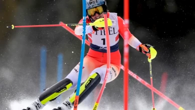 Wendy Holdener talonne Mikaela Shiffrin en slalom à Copper Mountain