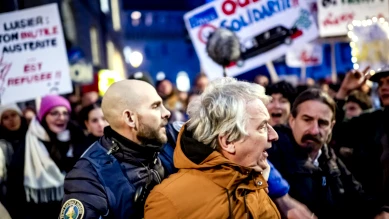Plus de 1'500 manifestants devant le Grand Conseil contre les coupes