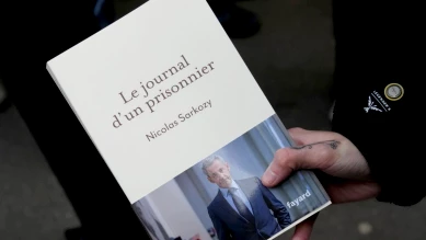 Sarkozy dédicace « Journal d'un prisonnier » à Paris