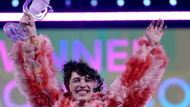 Nemo renvoie son trophée de l'Eurovision en signe de protestation