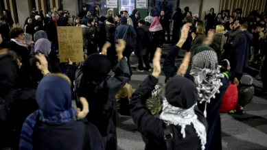 Près de 300 manifestants à Lausanne protestent devant l'hôtel de police