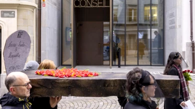 Environ 350 manifestants encerclent le Grand Conseil vaudois à Lausanne