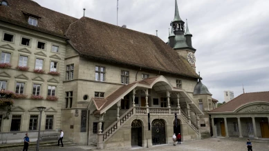 Fribourg met ses drapeaux en berne en solidarité avec Crans-Montana