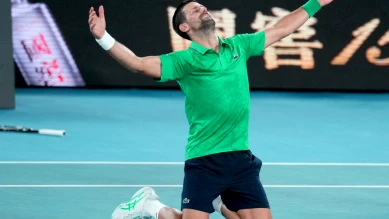 Djokovic bat Sinner en cinq sets et affrontera Alcaraz en finale