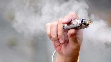 Vapoter présente des risques pour la santé, prévient l'Anses