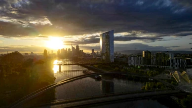 La BCE maintient ses taux face à l'euro fort et l'inflation