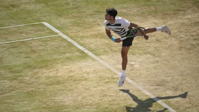 Carlos Alcaraz atteint les demi-finales au Queen's après avoir éliminé Arthur Rinderknech