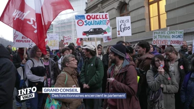 Des fonctionnaires encerclent le parlement