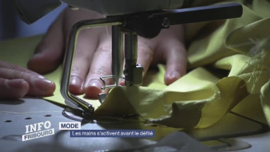 Les mains s'activent avant le défilé